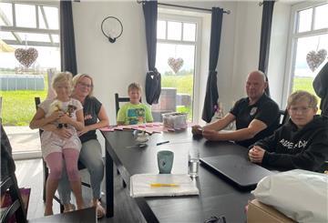 Familie am Tisch