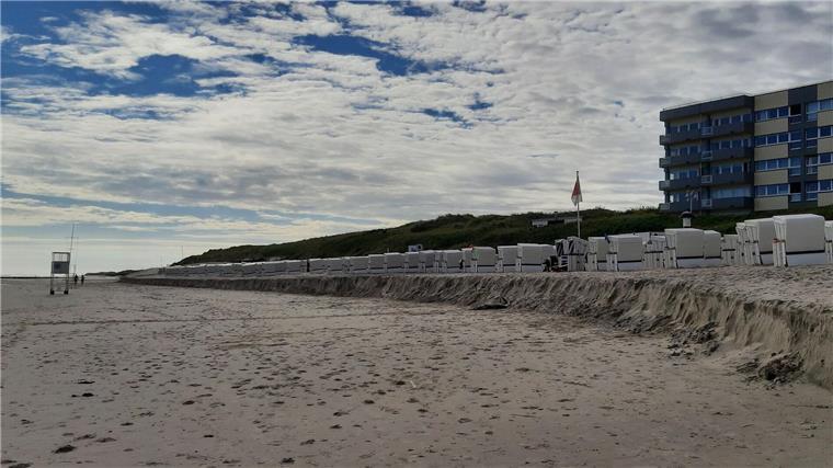 Am Hauptstrand wurde Sand bis zu den Strandkörben weggespült.