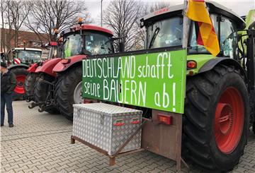Am heutigen Donnerstagmorgen ziehen mehrere Landwirte mit ihren Treckern durch Bremerhaven. Sie demonstrieren für faire Milchpreise.