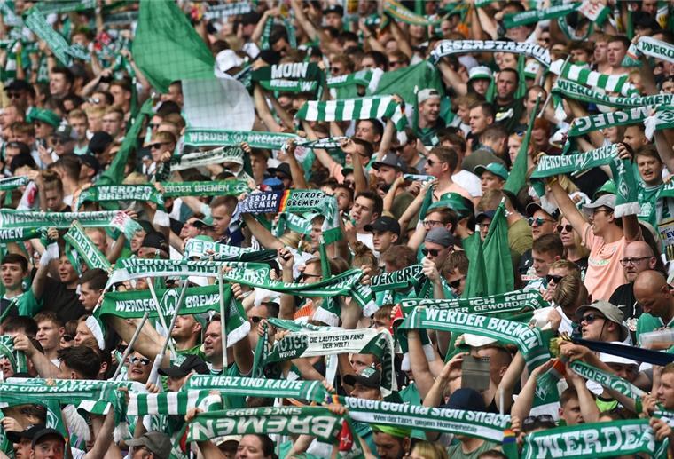 In Sachen Tranfers herrscht hanseatische Ruhe bei Werder Fans von Werder Bremen mit grün-weißen Schals