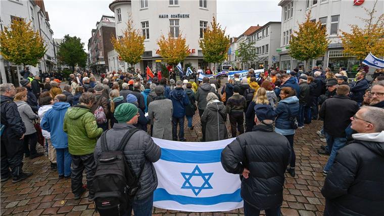 Am Jahrestag des Terrorangriffs der islamistischen Hamas auf Israel haben erneut viele Menschen bei Demonstrationen ihre Solidarität bekundet. (Archivbild)