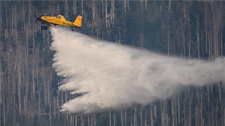 Waldbrand bei Schierke im Harz gelöscht Am Kleinen Winterberg nahe Schierke wird ein Waldbrand auch aus der Luft bekämpft. (Archivbild)