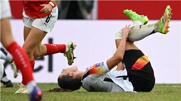 Am Knie verletzt: Lena Oberdorf.