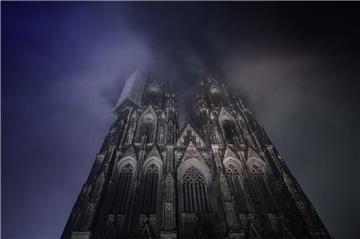 Am Kölner Dom hat ein Passant einen Fehlalarm ausgelöst.

