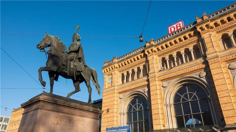 Waffenverbot an Hauptbahnhof in Hannover am Wochenende Am kommenden Wochenende dürfen auf Anordnung der Bundespolizeidirektion im Hauptbahnhof von Hannover keine gefährlichen Werkzeuge oder Waffen mitgeführt werden. (Archivbild)