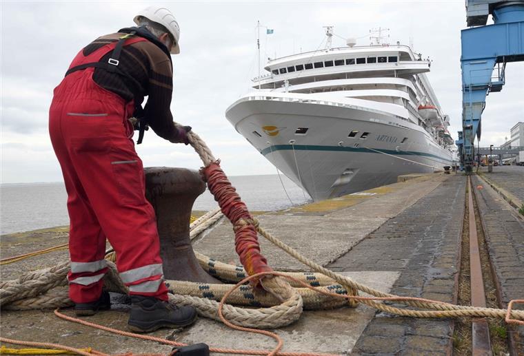 Viel Müll: In Bremischen Häfen steigen die Gebühren Festmacher mit Kreuzfahrtschiff