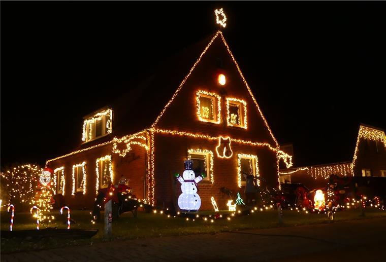 Ein Dorf im Weihnachtsfieber: Hoffe strahlt bis zur B 212 Am Kuhweg in Hoffe haben die Anwohner besonders viel Beleuchtung an ihren Häusern angebracht. Die lässt sich sogar von der B 212 aus bestaunen.