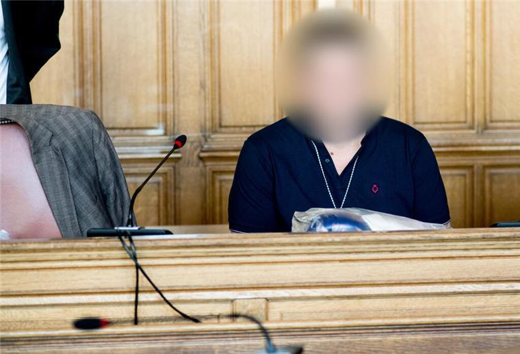 Ekaterina-Mordprozess: Plädoyer wird fortgesetzt Der Angeklagte sitzt in einem Gerichtssaal am Landgericht Bremen. Dem angeklagten Mann wird vorgeworfen, seine Ehefrau im Februar 2022 in Bremerhaven betäubt und im Anschluss erwürgt zu haben. Anschließend soll er die Leiche zerteilt, in Plastiksäcke verpackt und in einem Fluss entsorgt haben. +++ dpa-Bildfunk +++