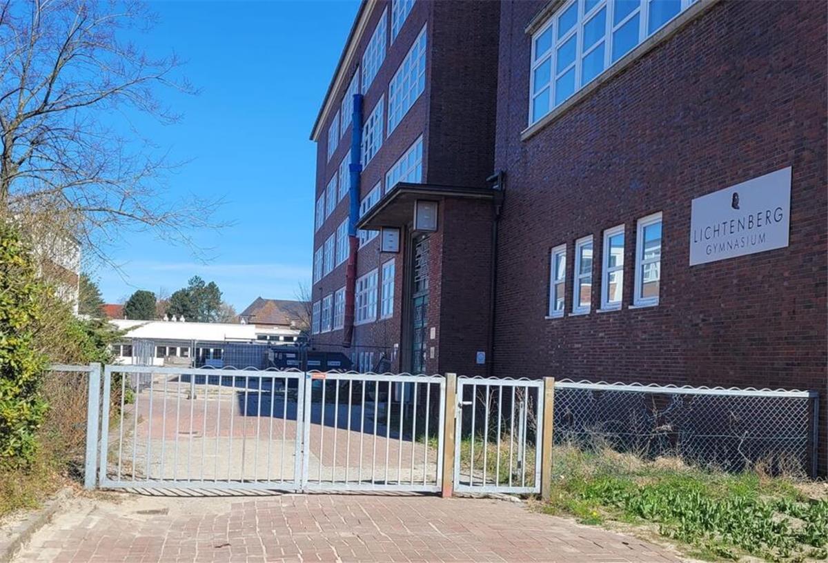 Schreck am Vormittag: Bombendrohung am Lichtenberg-Gymnasium in Cuxhaven Das Lichtenberg Gymnasium in Cuxhaven. Hier hat es am Freitag, 4. April, eine Bombendrohung gegeben.
