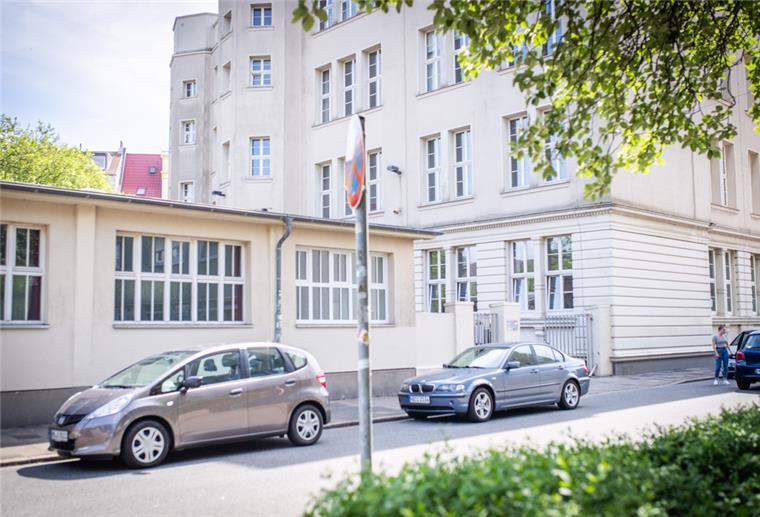 Ab Montag wieder regulärer Unterricht am Lloyd Gymnasium Am Lloyd Gymnasium geht von heute an der Unterricht regulär weiter.