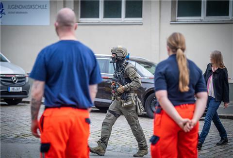 Am Lloyd Gymnasium sind am Vormittag Schüsse gefallen. Die Polizei war mit Spezialkräften im Einsatz.