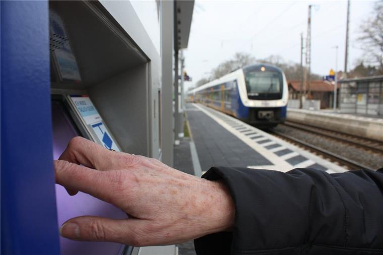Jetzt hat Lunestedt einen zweiten Fahrkartenautomaten Am Lunestedter Bahnhof gibt es nun einen zweiten Fahrkartenautomaten.