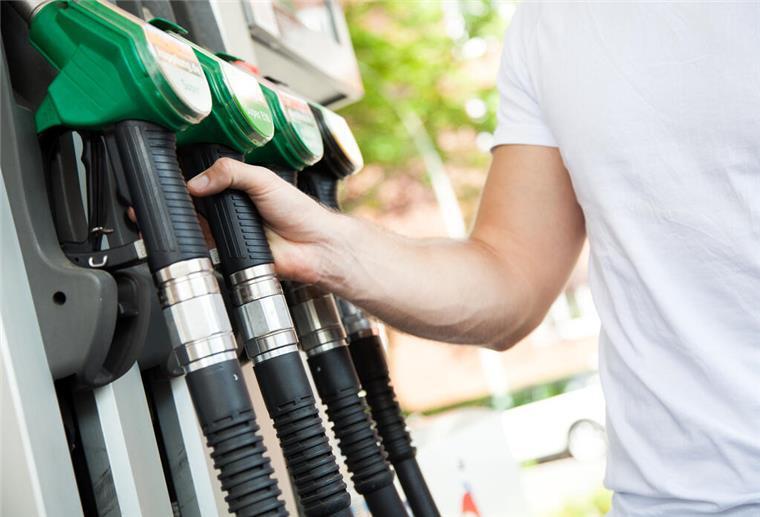 Bares Geld sparen beim Tanken? Mit dem richtigen Timing und Ort klappt‘s! Ein Mann greift an einer Tankstelle an einer Zapfsäule eine Zapfpistole. Am meisten zahlen Autofahrer fürs Tanken derzeit in Bayern und Sachsen. Auch Rheinland-Pfalz hat sich im Ländervergleich deutlich verteuert. Die Stadtstaaten kommen dagegen günstiger davon.