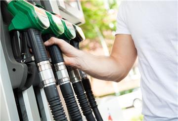 Ein Mann greift an einer Tankstelle an einer Zapfsäule eine Zapfpistole. Am meisten zahlen Autofahrer fürs Tanken derzeit in Bayern und Sachsen. Auch Rheinland-Pfalz hat sich im Ländervergleich deutlich verteuert. Die Stadtstaaten kommen dagegen günstiger davon.