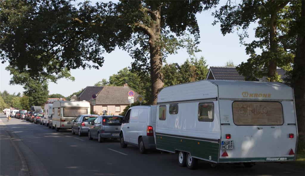 Am Mittag wurde es voll auf den Straßen um das Festivalgelände. Es kam zu Staus.
