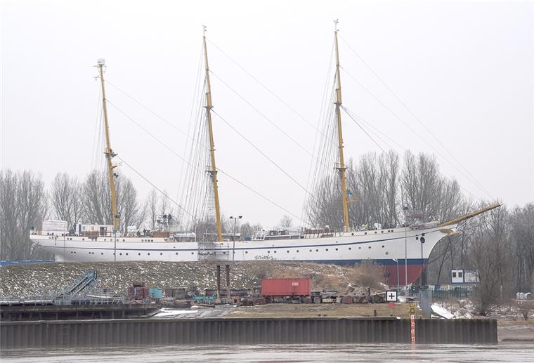 Das Segelschulschiff «Gorch Fock» liegt frei von Planen und Gerüsten in der Lürssen-Werft.