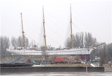 Das Segelschulschiff «Gorch Fock» liegt frei von Planen und Gerüsten in der Lürssen-Werft.