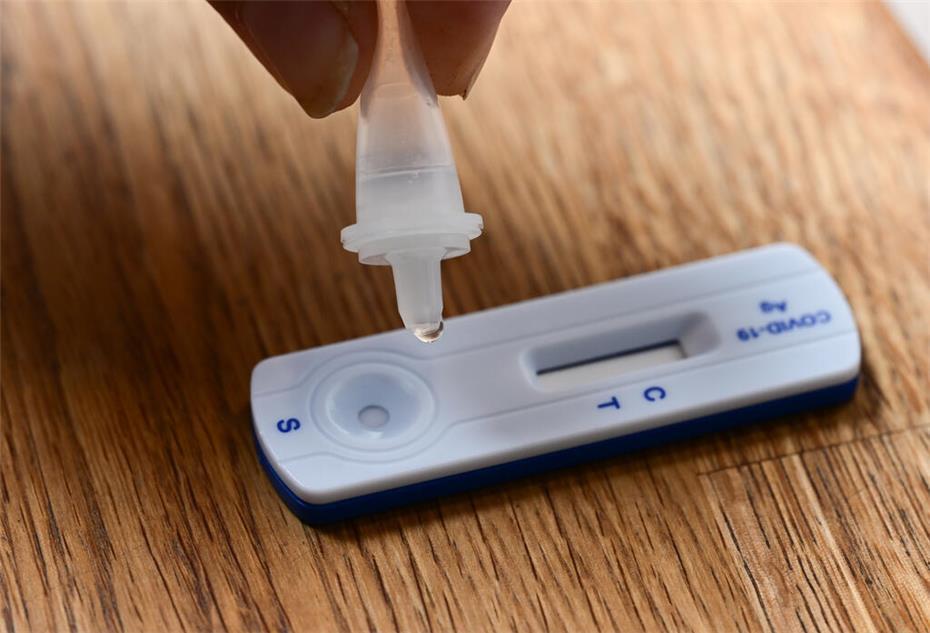 Eine Frau macht einen Corona Selbsttest.