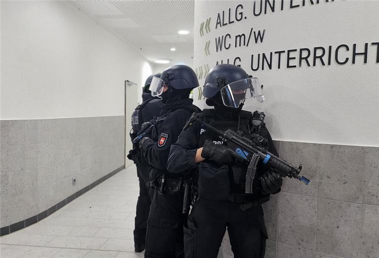 Am Mittwoch haben Einsatzkräfte der Polizei in Altenwalde und Dorum eine große Übung abgehalten und den Ernstfall eines Amoklaufs an einer Schule simuliert.