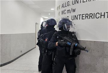 Am Mittwoch haben Einsatzkräfte der Polizei in Altenwalde und Dorum eine große Übung abgehalten und den Ernstfall eines Amoklaufs an einer Schule simuliert.