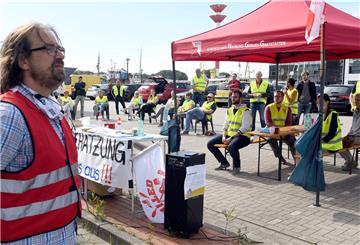 Am Mittwoch haben Mitarbeiter der Restaurantkette „Nordsee“ vor der Zentrale im Fischereihafen in Bremerhaven gestreikt. 