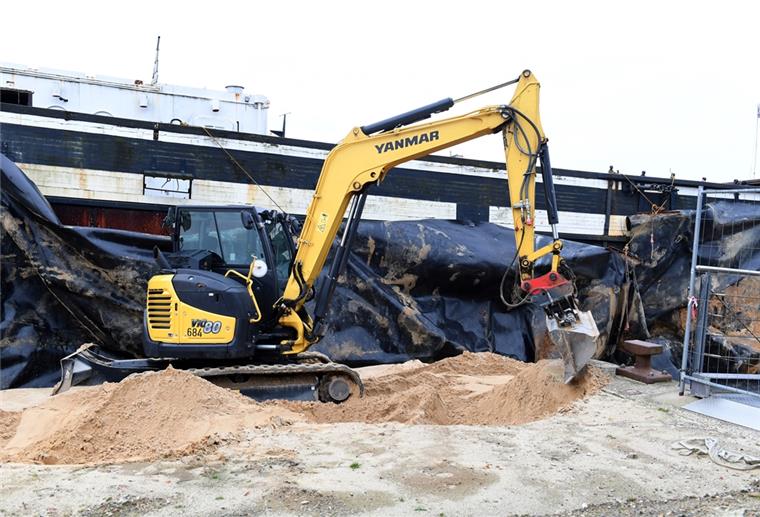 Am Mittwoch hat ein Bagger die Arbeiten an der „Seute Deern“ in Bremerhaven aufgenommen.