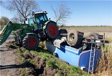 Am Mittwoch ist es auf der Landesstraße 118 zwischen den Ortschaften Neuenkirchen und Nordleda zu einem Traktor-Unfall gekommen. 