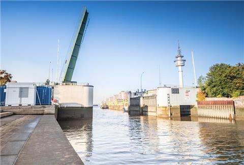 Am Mittwoch ist es wieder einmal so weit: Die Kennedybrücke wird geöffnet, damit notwendige Spülarbeiten durchgeführt werden können.