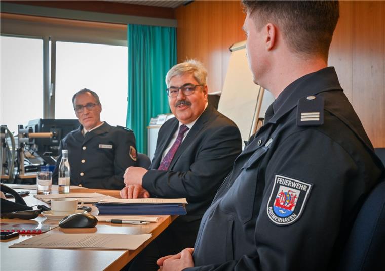 Bremerhaven: Einsatzzahlen der Feuerwehr sind 2019 gesunken Am Mittwoch stellten der Dezernent der Feuerwehr Melf Grantz (mitte) und Leiter der Feuerwehr Jens Cordes (links) die Zahlen des vergangenen Jahres vor.