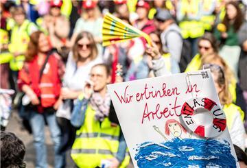 Beschäftigte von kommunalen Kitas demonstrieren während einer Kundgebung der Gewerkschaft Verdi.