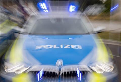  Ein Streifenwagen der Polizei mit eingeschaltetem Blaulicht. 