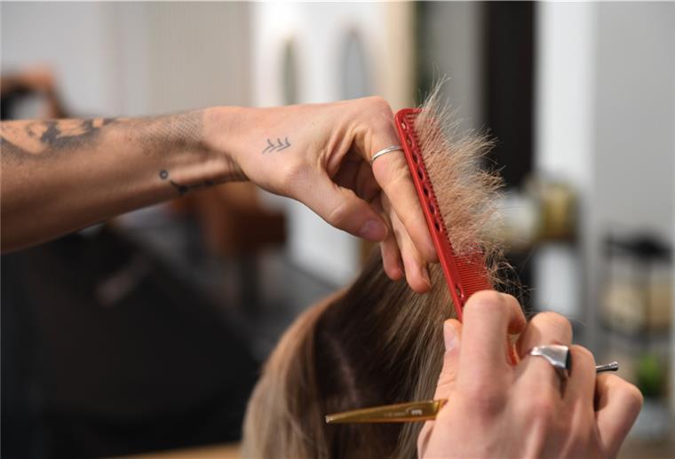 Friseure sollen ihre Hygienekonzepte überprüfen Am Montag greifen auch in Bremerhaven Friseure wieder zu Kamm und Schere und öffnen ihre Salons. Zuvor sollen sie aber prüfen, ob alles coronakonform ist.