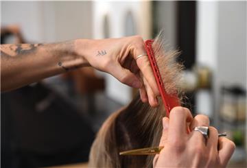 Am Montag greifen auch in Bremerhaven Friseure wieder zu Kamm und Schere und öffnen ihre Salons. Zuvor sollen sie aber prüfen, ob alles coronakonform ist.