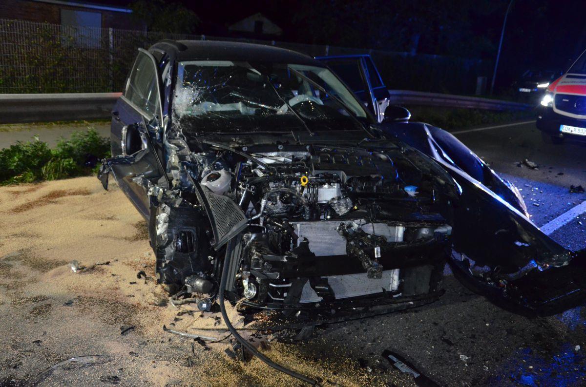 Am Montag ist auf der B73 bei Althemmoor ein Auto auf einen Trecker geprallt. Die Beifahrerin wurde schwer verletzt.