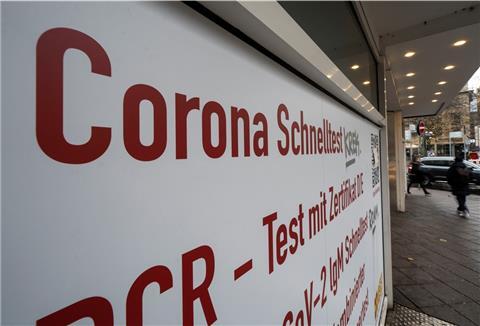 «Corona Schnelltests» steht am Schaufenster eines inzwischen geschlossenen Testzentrums für Covid-19-Erkrankungen in der Frankfurter Innenstadt.