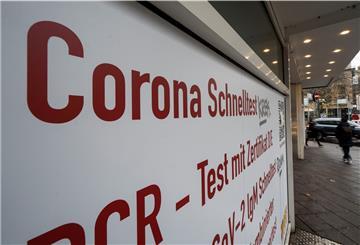 «Corona Schnelltests» steht am Schaufenster eines inzwischen geschlossenen Testzentrums für Covid-19-Erkrankungen in der Frankfurter Innenstadt.