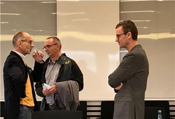 Am Montag müssen Bremerhavens Schüler wieder in die Schule. Bernd Schomaker (Baudezernent, links), Ronny Möckel (Leiter des Krisenstabs und Gesundheitsamts, mitte) und Schuldezernent Michael Frost haben an einem Konzept gearbeitet, damit das auch über den Winter so bleibt.