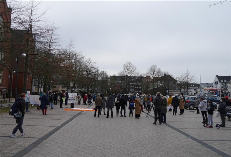 Am Montag nahmen etwa 60 Menschen an der Kundgebung „Aufnahme statt Abschotten“ auf dem Ernst-Reuter-Platz in Lehe teil.