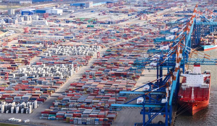 Das weltgrößte Containerschiff kommt nach Bremerhaven Am Montag wird das weltgrößte Containerschiff der Welt in Bremerhaven erwartet.