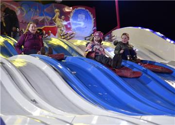 Am Montag wurde der Weihnachtsmarkt eröffnet. Die Riesenrutsche wurde gleich von Jennie Bendig (links) und ihrer Tochter Josie (mitte) ausprobiert.