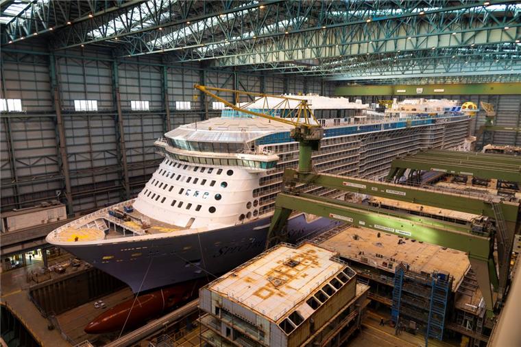 Dieser neue Kreuzliner kommt bald in Bremerhaven an Am Montagabend soll die "Spectrum of the Seas" das Dock in Papenburg verlassen. Mitte April ist der Kreuzliner mit Ausssichtskuppel in Bremerhaven zu bewundern.
