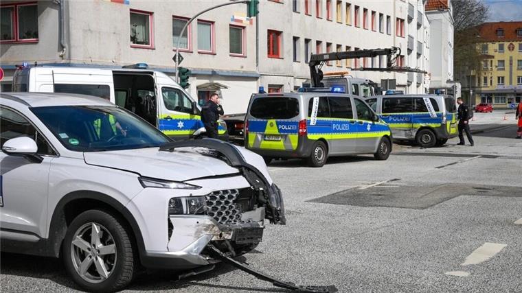 Trotz Martinshorn: Autofahrer übersieht Polizeiwagen – zwei Beamte verletzt Zwei beschädigte Autos stehen auf einer Kreuzung.
