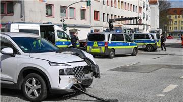 Zwei beschädigte Autos stehen auf einer Kreuzung.