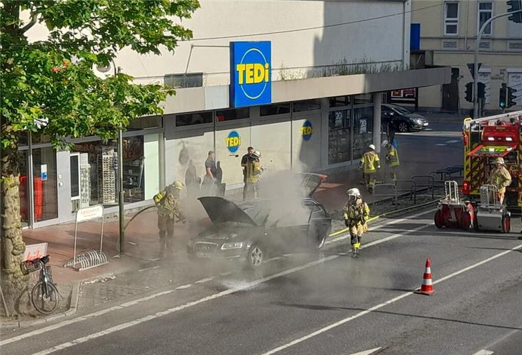 Audi brennt in der Hafenstraße: Fahrer bemerkt Qualm und holt Feuerlöscher Am Montagmorgen hat ein Auto in der Hafenstraße gebrannt.