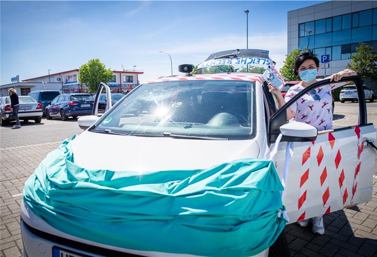 Am Montagnachmittag machte Katharina-Andrea Krieger mit einem Autokorso auf die Situation der Heimbewohner in Bremerhaven aufmerksam.