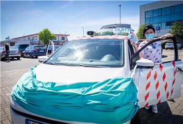 Am Montagnachmittag machte Katharina-Andrea Krieger mit einem Autokorso auf die Situation der Heimbewohner in Bremerhaven aufmerksam.