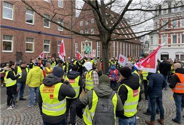 Am Morgen haben sich Mitarbeiter des öffentlichen Dienstes vor den Stadthäusern in Bremerhaven-Lehe versammelt. Verdi hat für Montag zum Warnstreik aufgerufen.