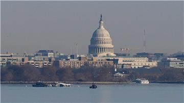 Am Morgen nach dem Absturz suchten Helfer vergeblich nach Überlebenden und Toten in Washington.