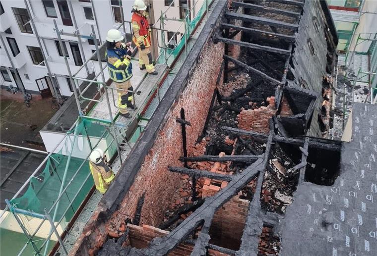 Haus brennt: Feuerwehr Bremerhaven löscht unter erschwerten Bedingungen Am Morgen nach dem Brand in der Kleiststraße in Bremerhaven zeigt dieses Foto der Feuerwehr vom ausgebrannten Dach des Hauses das ganze Ausmaß des Schadens.