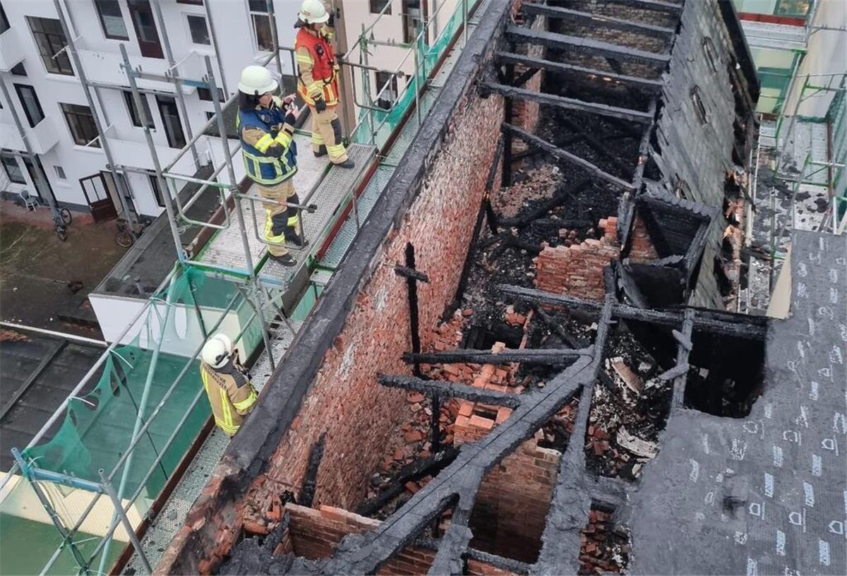 Am Morgen nach dem Brand in der Kleiststraße in Bremerhaven zeigt dieses Foto der Feuerwehr vom ausgebrannten Dach des Hauses das ganze Ausmaß des Schadens. 